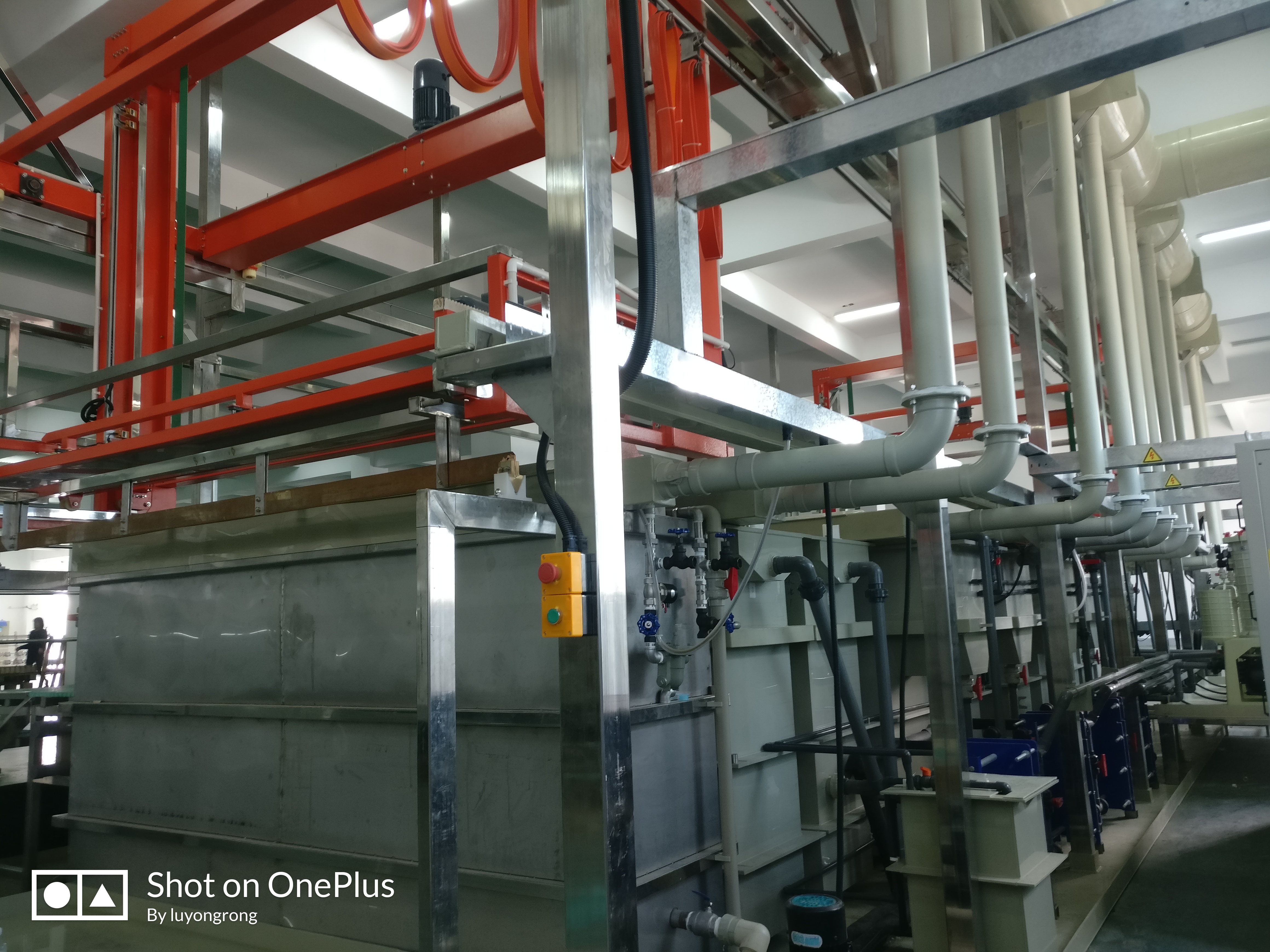 步进式垂直升降半自动电泳生产线_电泳设备_安徽粤辉煌智能装备版权所有